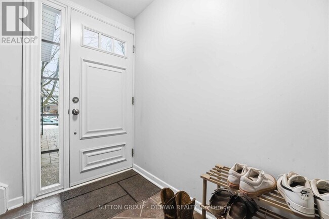 Building Photo - 43 Southview Crescent