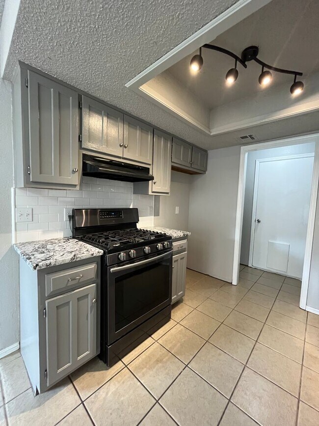 Building Photo - 3 bedroom house in Broken Arrow!
