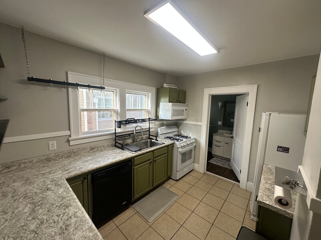 Primary Photo - 1102 S Park St W