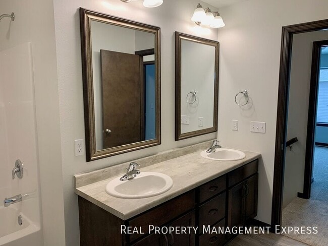 Building Photo - 3 Bed 1.5 Bath Townhouse in West Sioux Falls