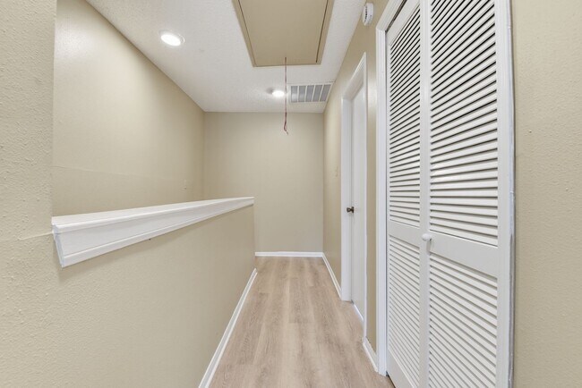 Foto del edificio - Come see this charming 2-story condo featuring 2 bedrooms and 2.5 bathrooms!