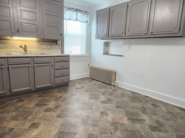 Foto del edificio - 1221 E Philadelphia St