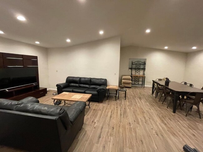 Building Photo - 409 Edgewood Dr