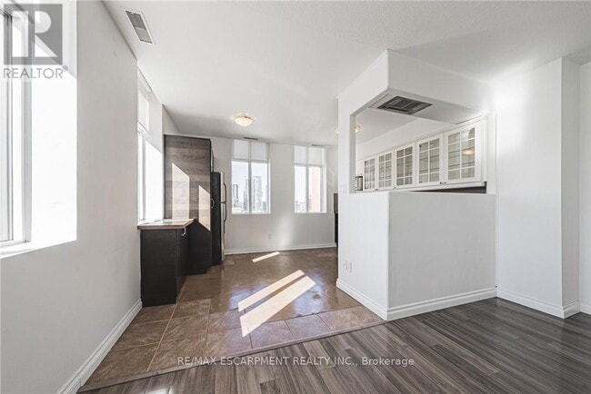 Building Photo - 36 James St S