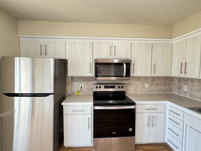 Foto del edificio - 3 bed 2.5 bath townhome off Bob Billings!