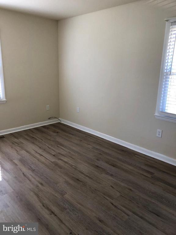 Building Photo - 104 Lark Ln