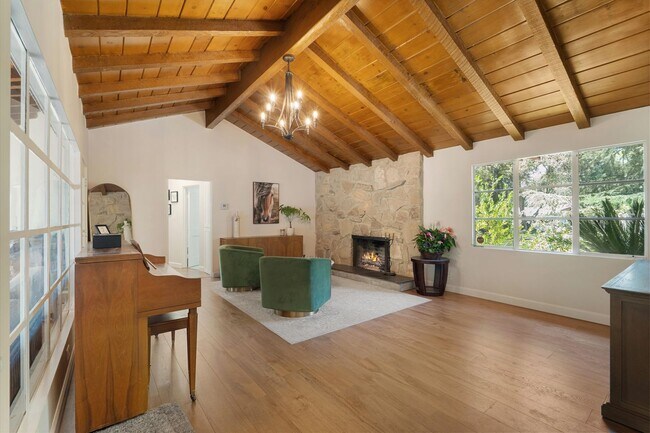 Foto del edificio - La Canada 4-Bedroom Home | Large Lot, Updated Kitchen, EV Charger