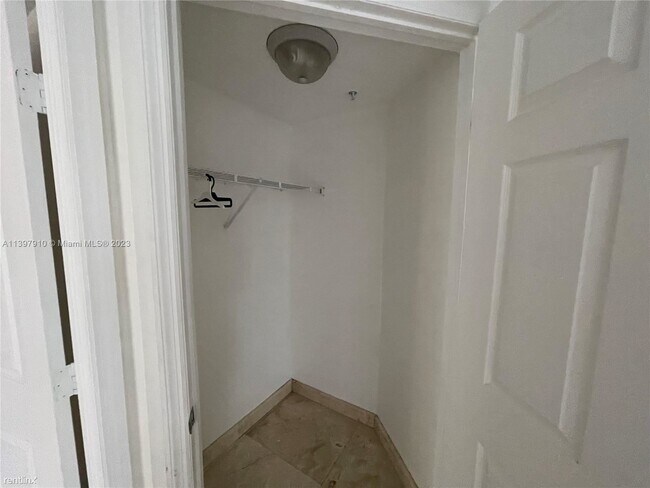 Building Photo - 3 br, 3 bath Condo - 140 Meridian Ave Apt 332