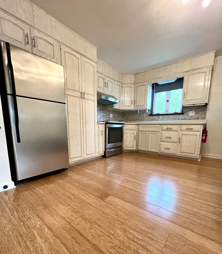 Gorgeous 3-Bedroom Townhome with One-Car Garage in Roxborough! Available NOW! - Gorgeous 3-Bedroom Townhome with One-Car Garage in Roxborough! Available NOW!