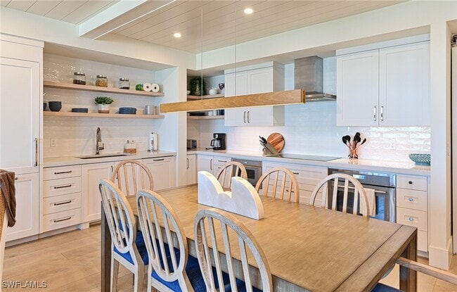 Foto del edificio - 265 Barefoot Beach Blvd