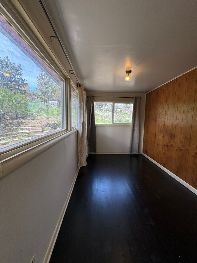 Building Photo - 2 bed 1 bath with view and basement