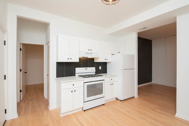 Building Photo - 841 N Maplewood Ave