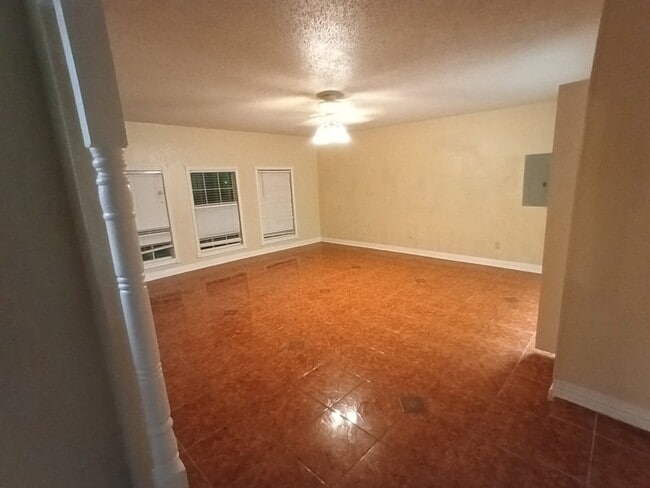 Foto del edificio - 2701 Willow Springs Rd