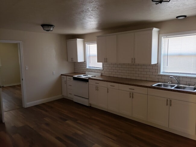 Building Photo - 1505 S Main Ave