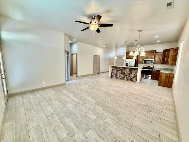 Foto del edificio - Spacious 2-Bedroom Duplex with Den & Fence...