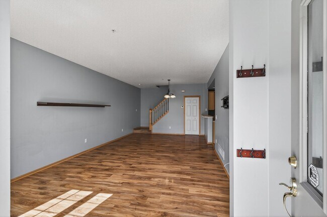 Building Photo - The Lakes Townhome