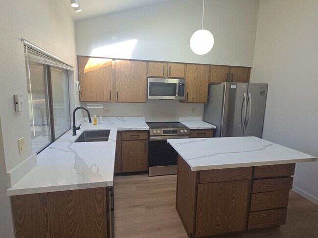 Foto del edificio - Fairwood Community -Split level home- 6 be...