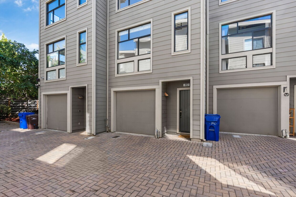 Foto principal - Modern 2BD/2BA Townhome w/ Private Yard, Garage & Smart Features — Near Downtown Oakland