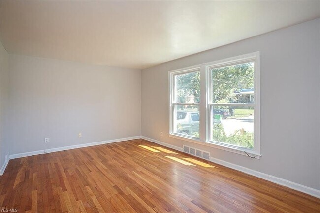 Well-lit Living Room - 1408 Sheffield Rd