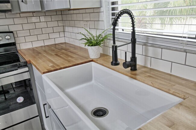 Building Photo - Gorgeous New Remodel! Pine Haven Condo in ...