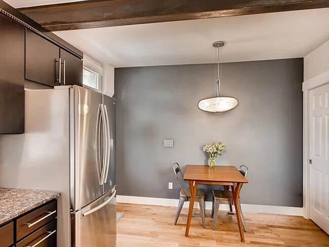Building Photo - Charming End-Unit Townhome for Rent in Cur...