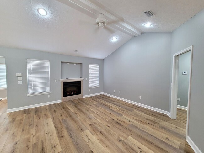 Building Photo - For Lease - 3 BR|2 BA in Bear Creek with P...