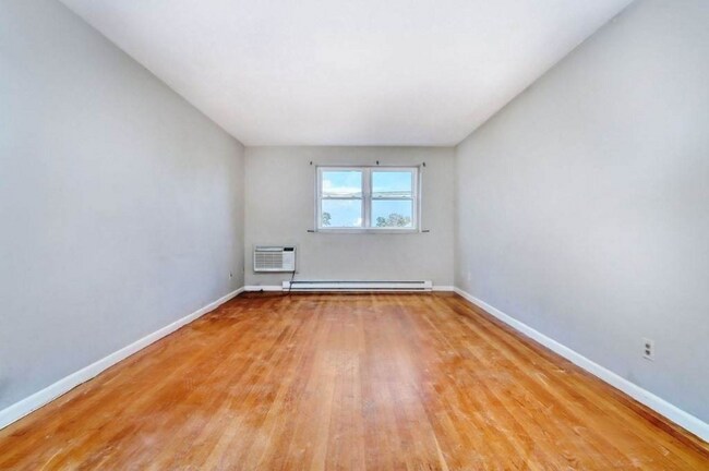 Building Photo - 16 Waldemar Ave