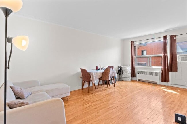 Building Photo - 4355 Av Dupuis