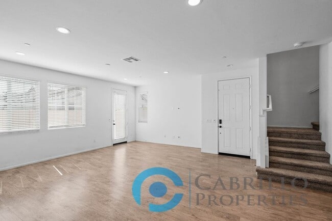 Building Photo - Spacious 3 bedroom Home w/2 car Garage in ...