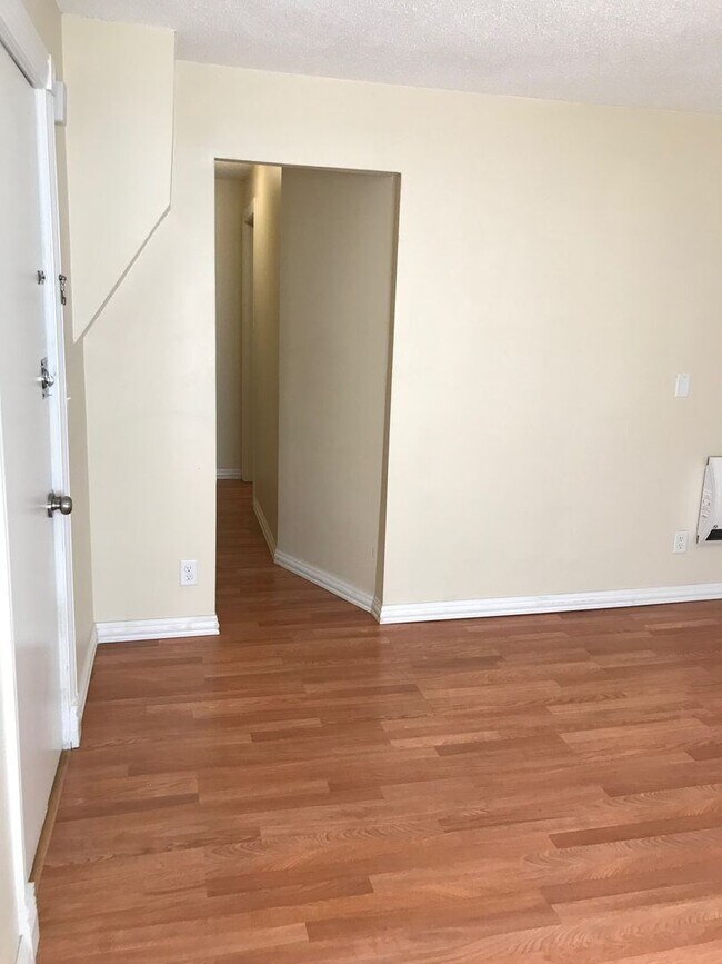 Building Photo - 612