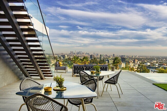 Foto del edificio - 6902 Los Tilos Rd