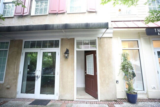 Building Photo - Available August 10th. Beautiful 3BR/2.5BA Townhome in Shelmore Village!