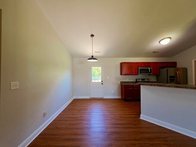 Foto del edificio - 3 BR, 2 BA home available in Hubert