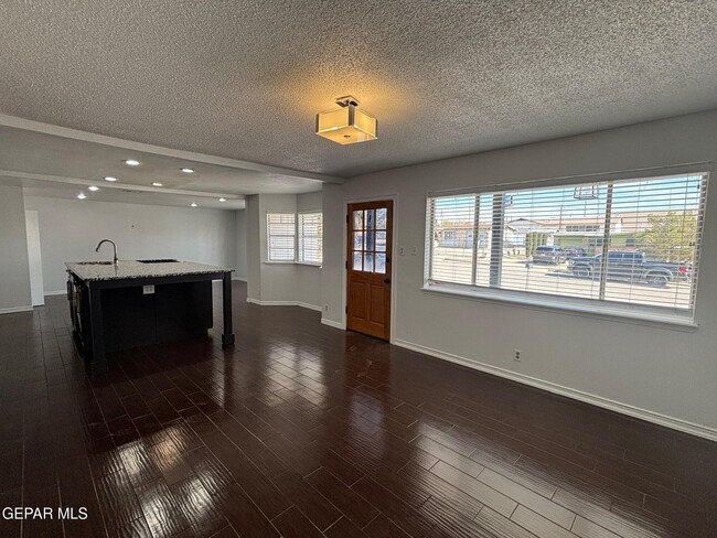 Foto del edificio - 8079 Disney Dr