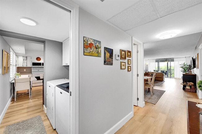 Building Photo - 4020 W Palm Aire Dr