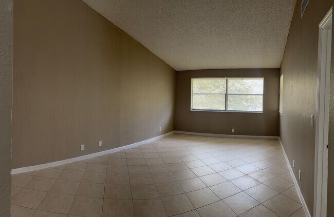 Foto del edificio - AFFORDABLE 2/2 IN CORAL SPRINGS! Great Location + Amazing Specials!