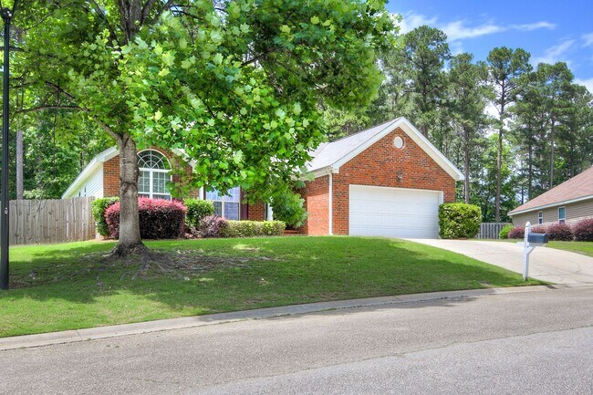 Building Photo - Beautiful Brick Ranch w/ LARGE Backyard