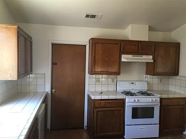 Building Photo - 3 bedrooms