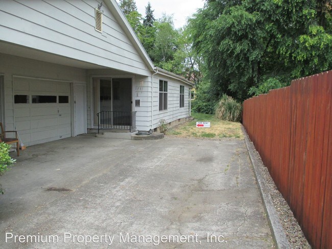 Building Photo - 1721 Chemeketa St NE