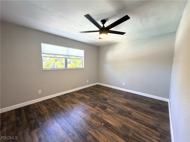 Foto del edificio - 1560 Colonial Blvd