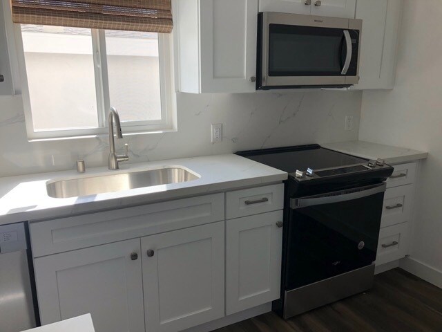 Electric Stove & Microwave - 3008 Exposition Blvd