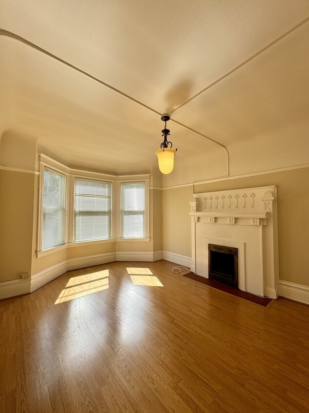 Primary Photo - Huge top floor flat on Polk Street - Roomm...