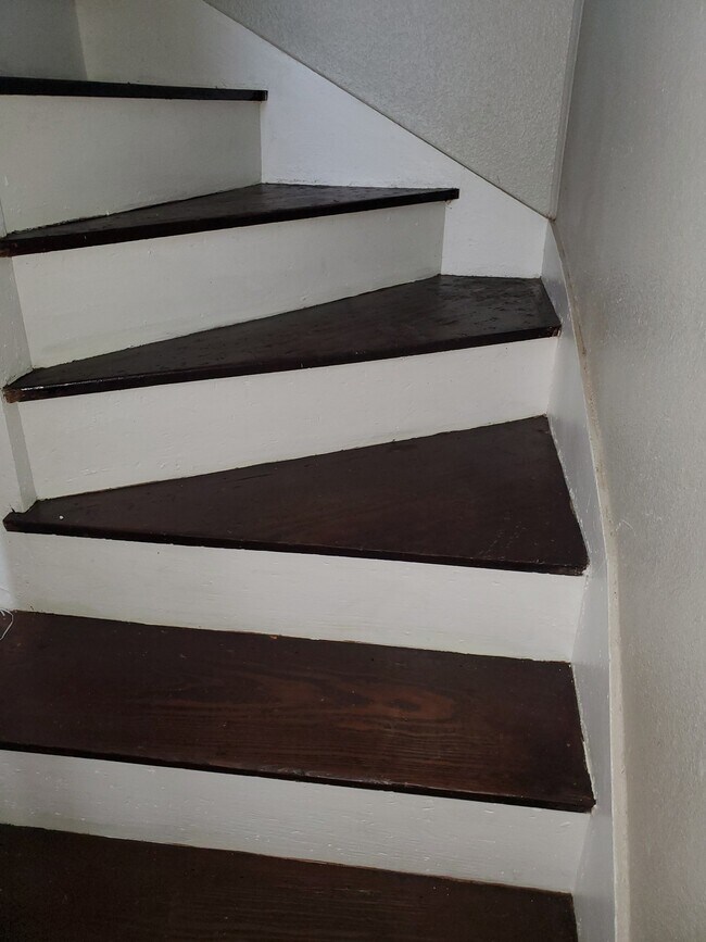 Escaleras - 415 E Kenedy Ave