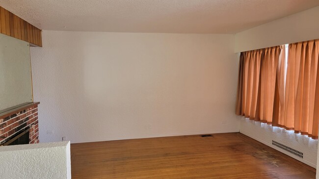 Photo du bâtiment - 454 E 55th Ave