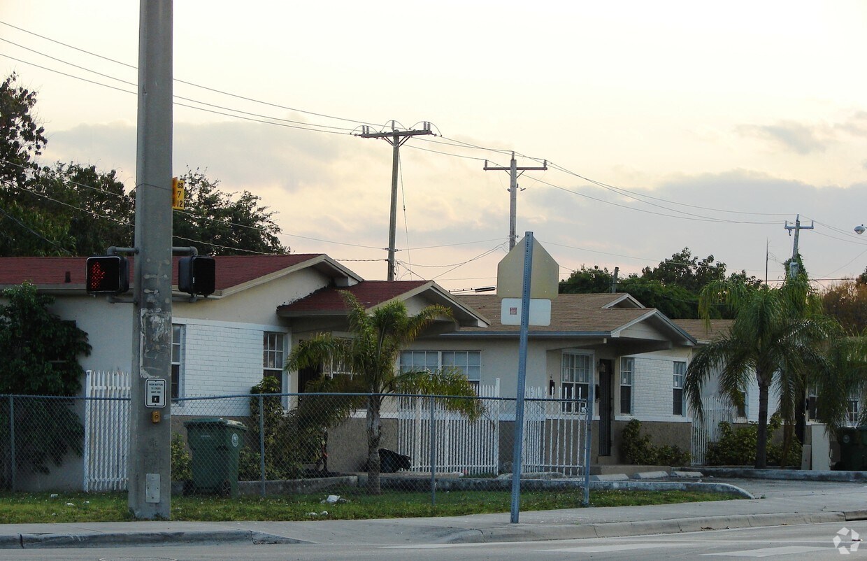 Primary Photo - 1220 46th St
