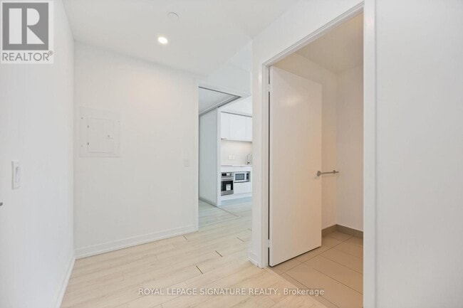 Building Photo - 33 Helendale Ave