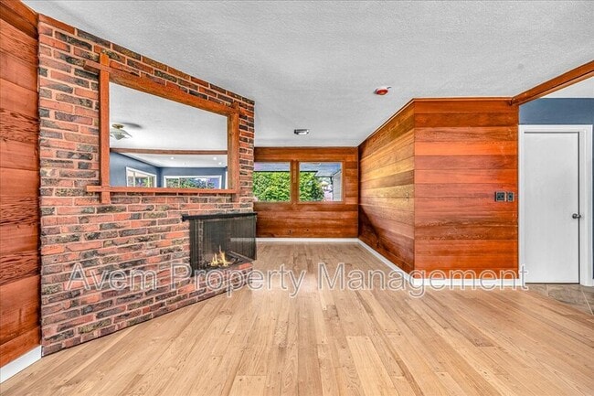 Building Photo - 2030 NE 140th Ave