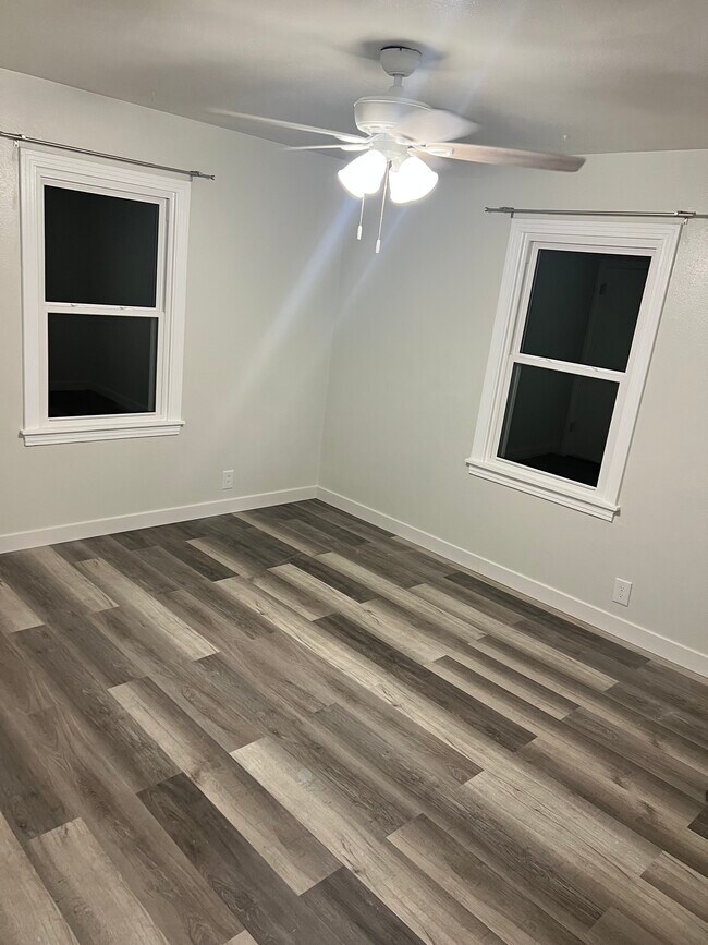 Dormitorio (suelos nuevos en toda la vivienda) - 503 S Franklin Ave
