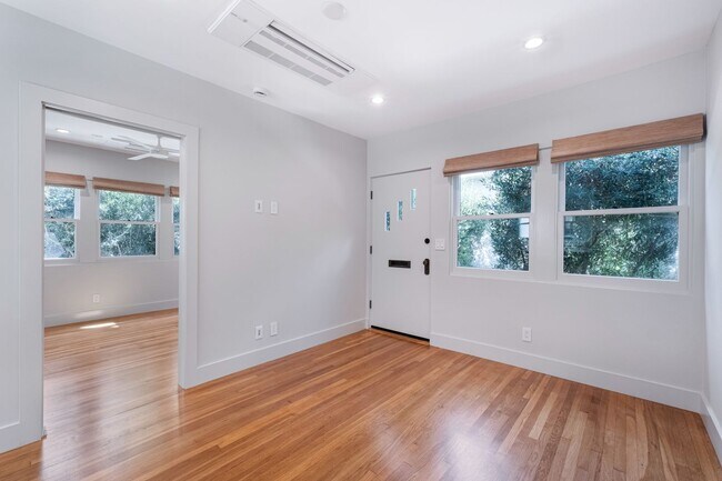 Foto del edificio - Beautiful 1 bed / 1 bath bungalow-style apartment now available!