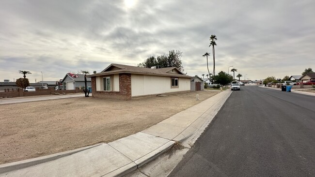 Foto del edificio - Maryvale 3br With Garage and RV Gate